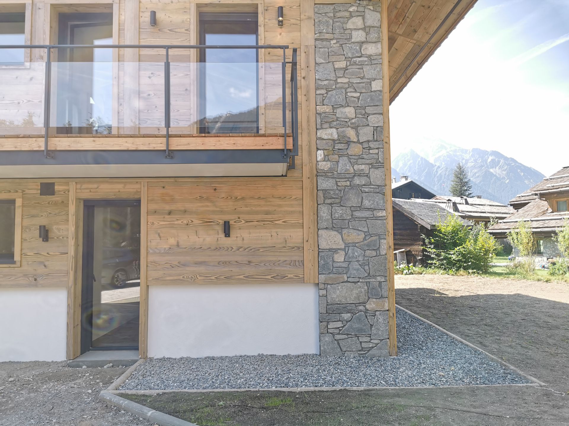 Une maison en bois avec un balcon