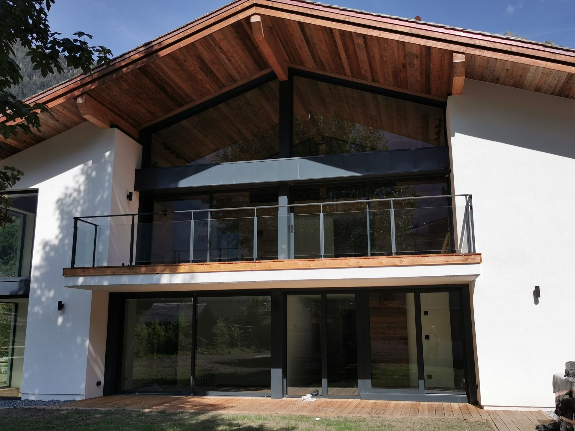 Une maison avec un balcon