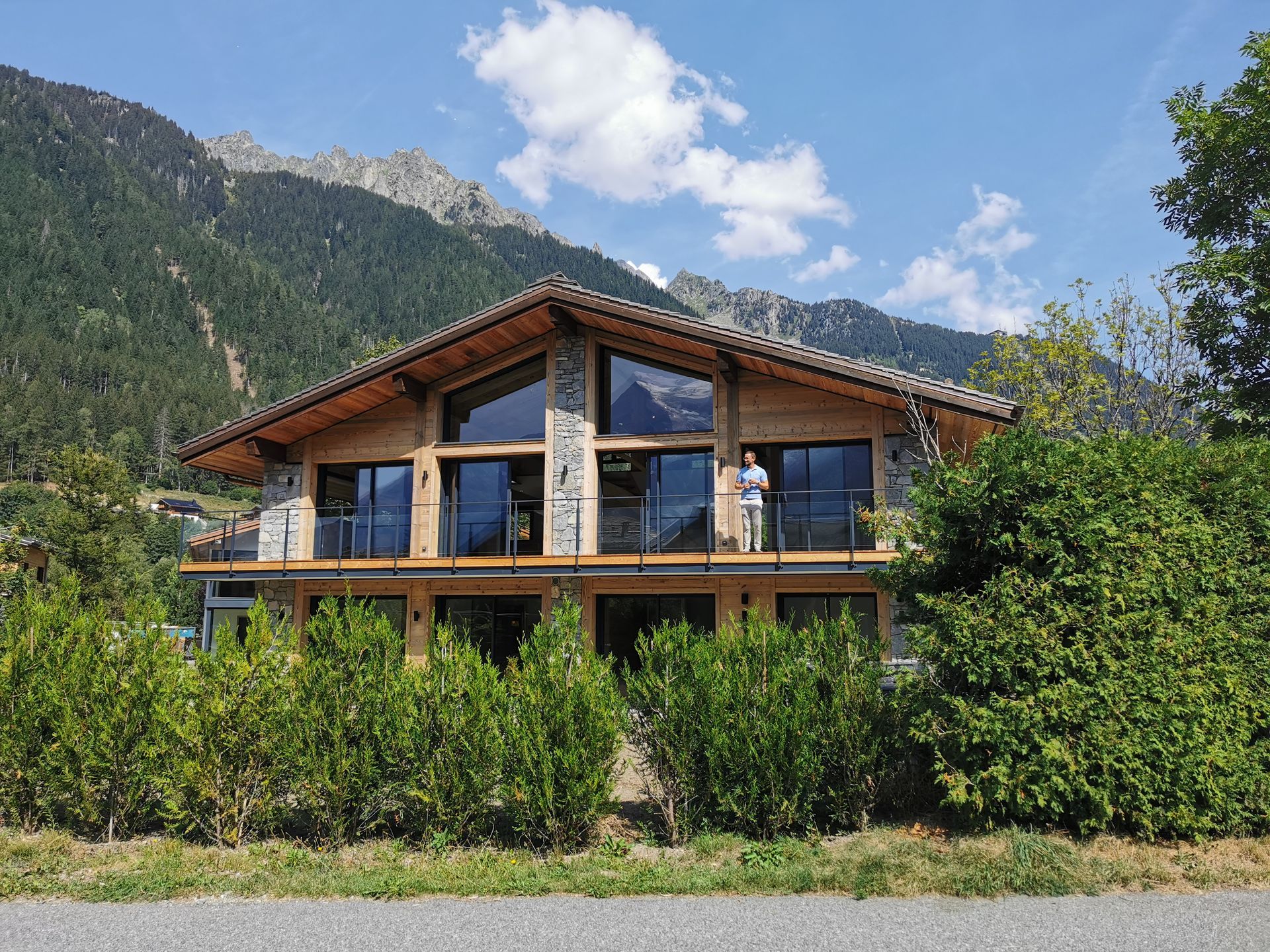 Une maison alpine entourée de montagnes et de verdure