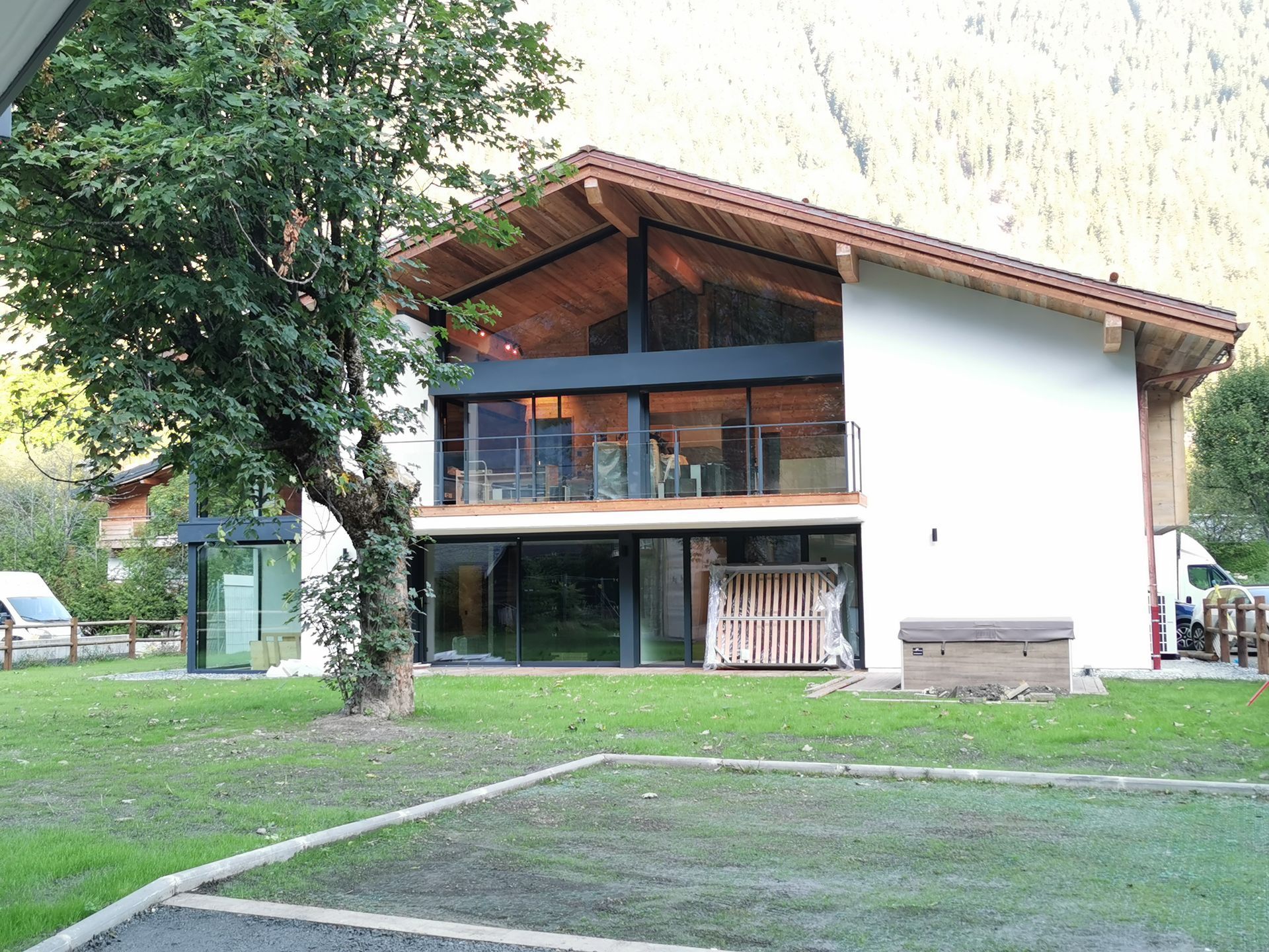 Une maison avec un jardin