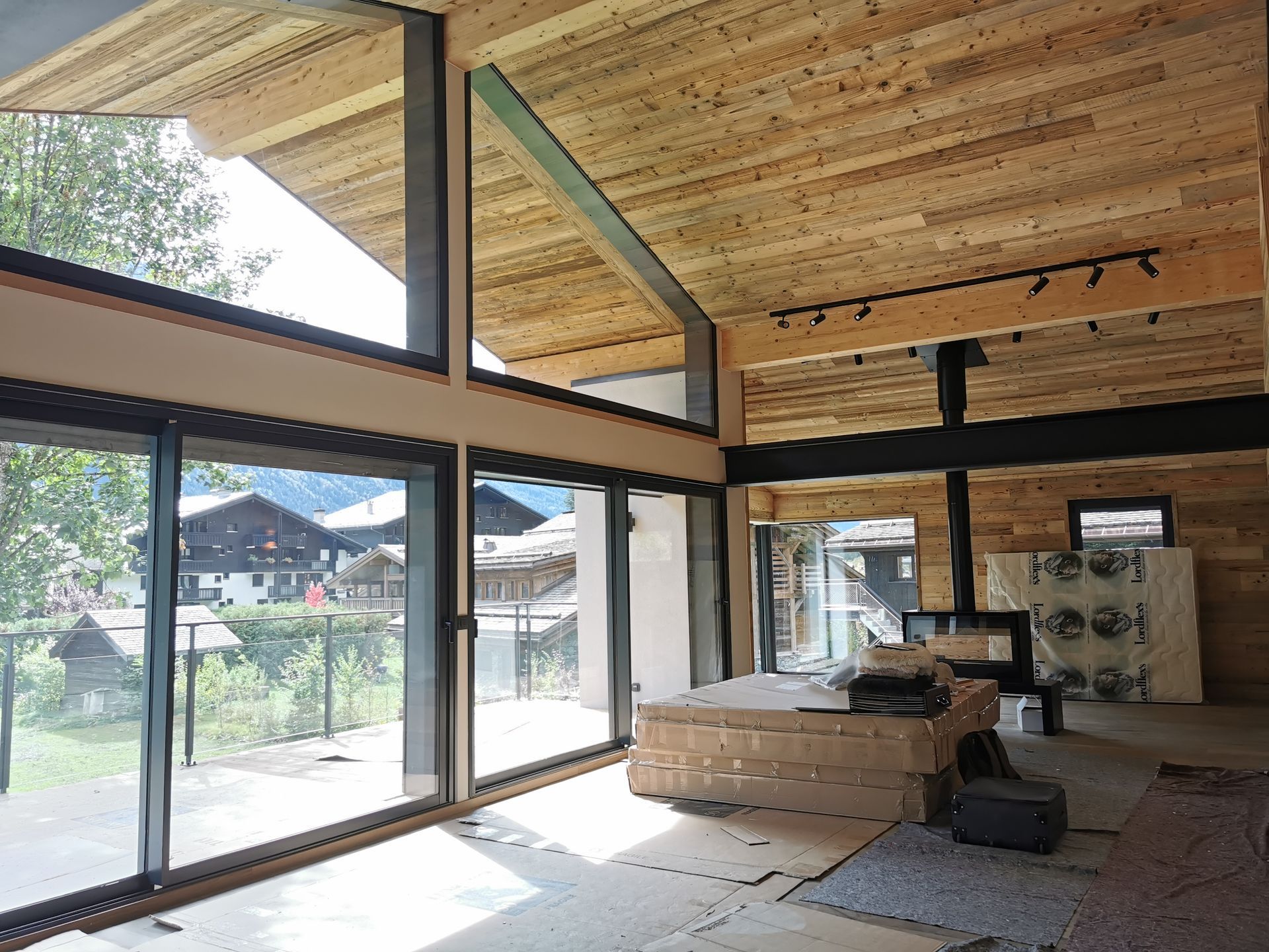 L'intérieur d'une maison en bois avec des baies vitrées