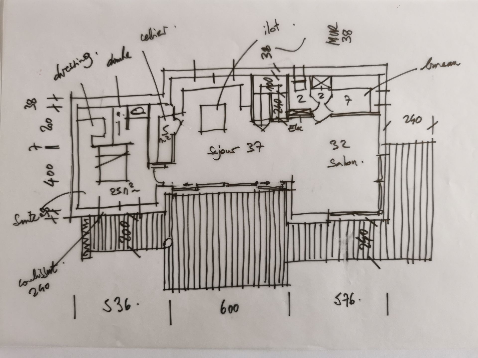 Des plans architecturaux dessinés à la main