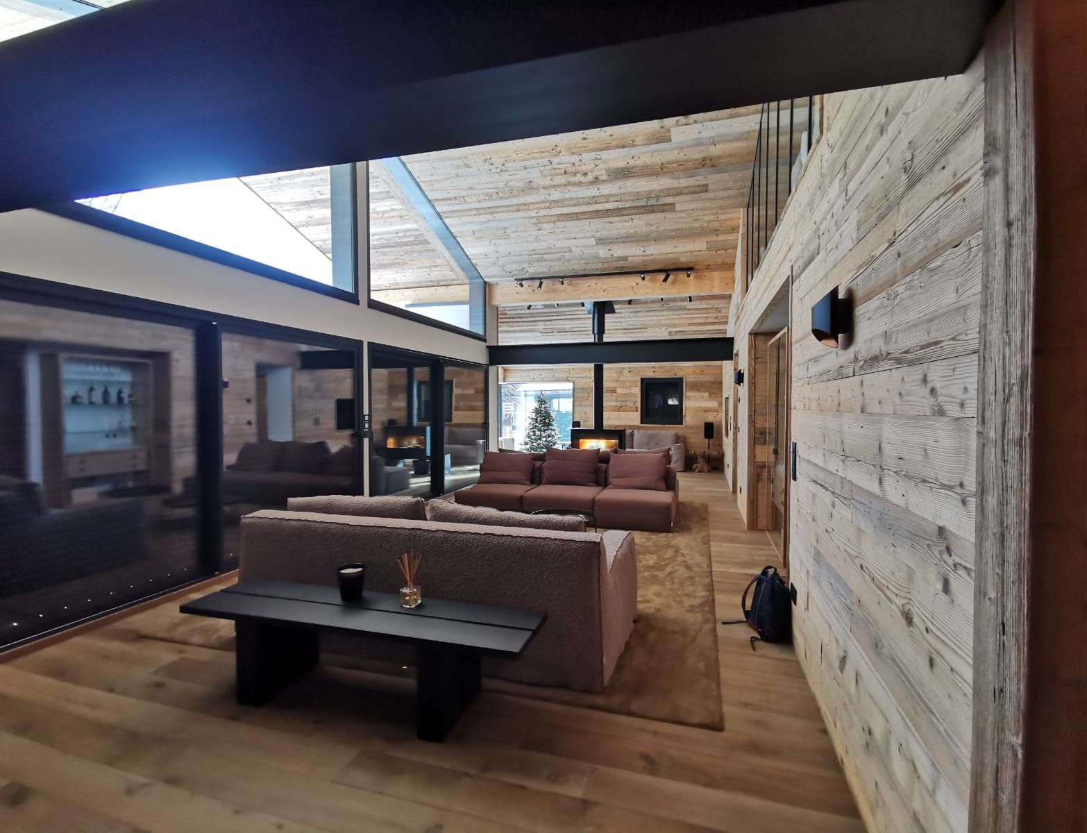 Un grand salon avec plusieurs canapés