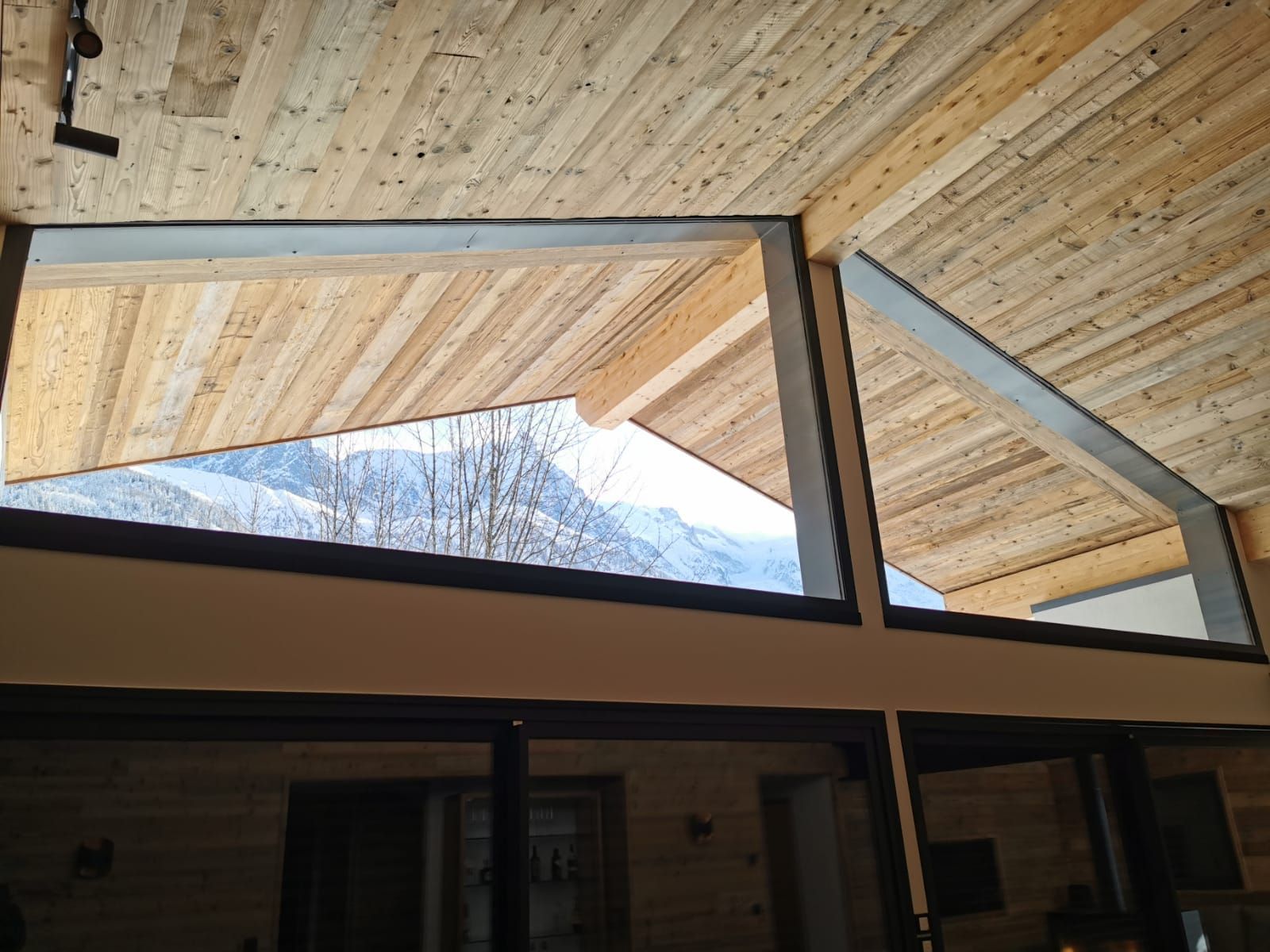 Des fenêtres au-dessus d'un mur