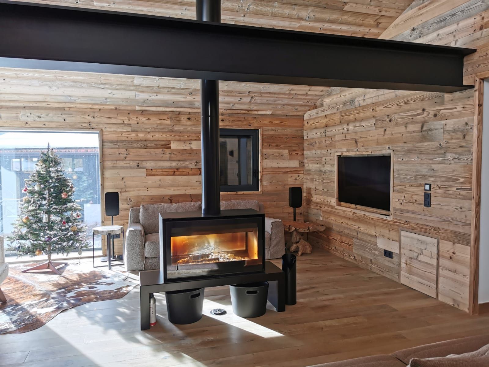 Un salon avec un poêle à bois et un canapé