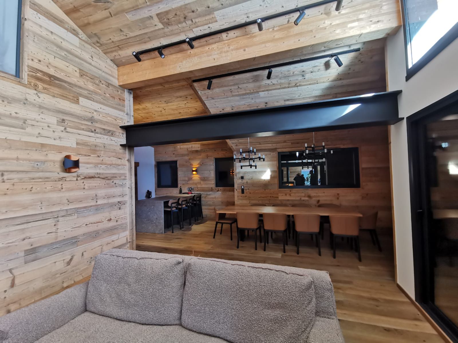 Un salon qui ouvre sur une salle à manger