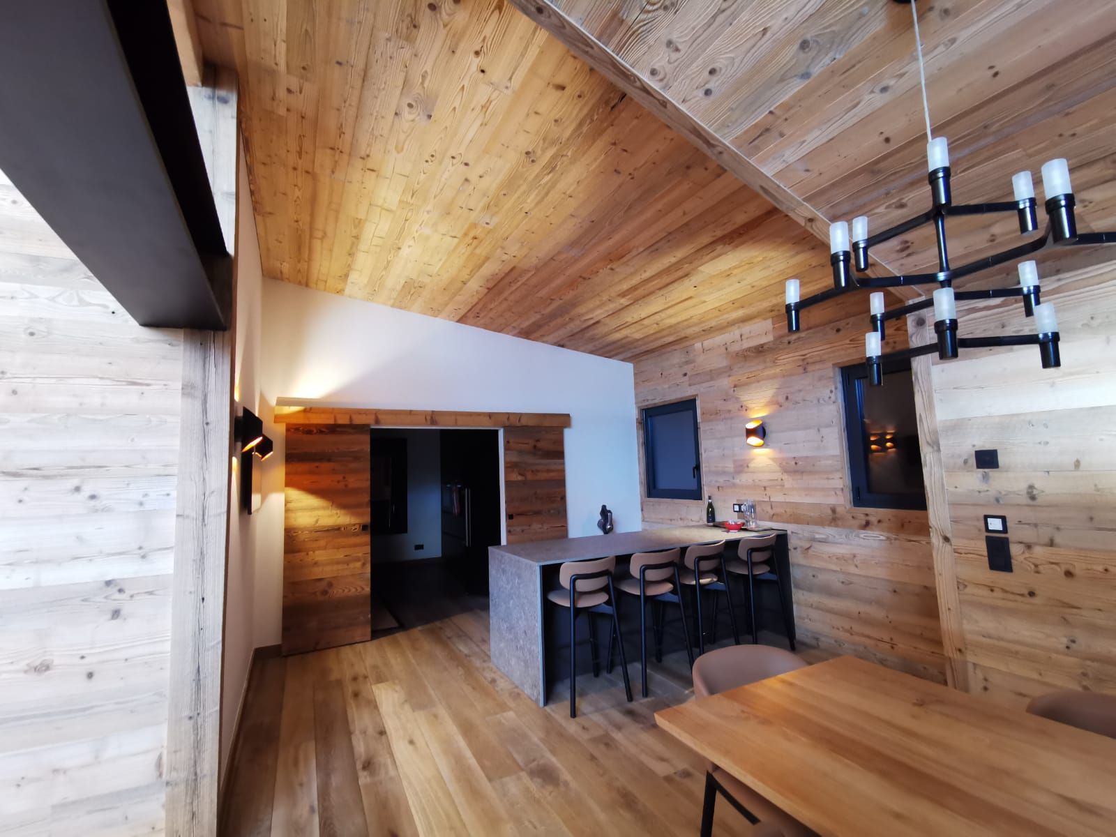 Une salle à manger avec un haut plafond