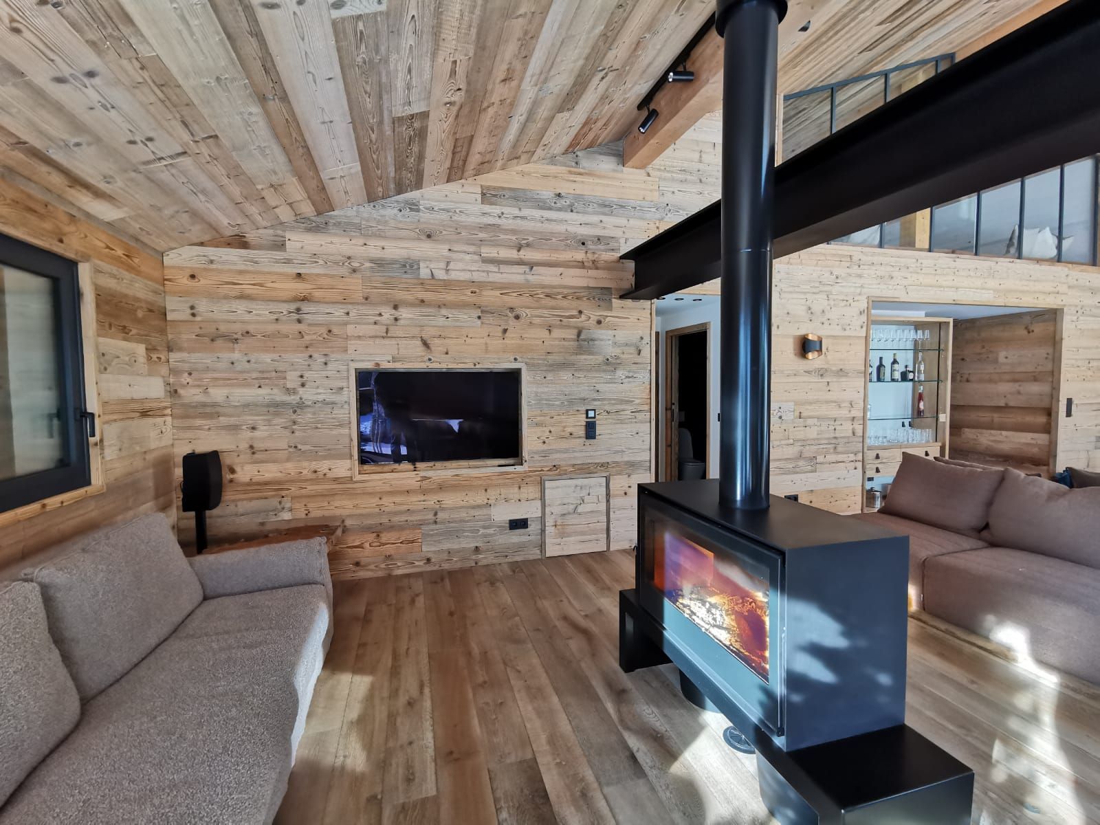 Un salon avec un canapé et une cheminée