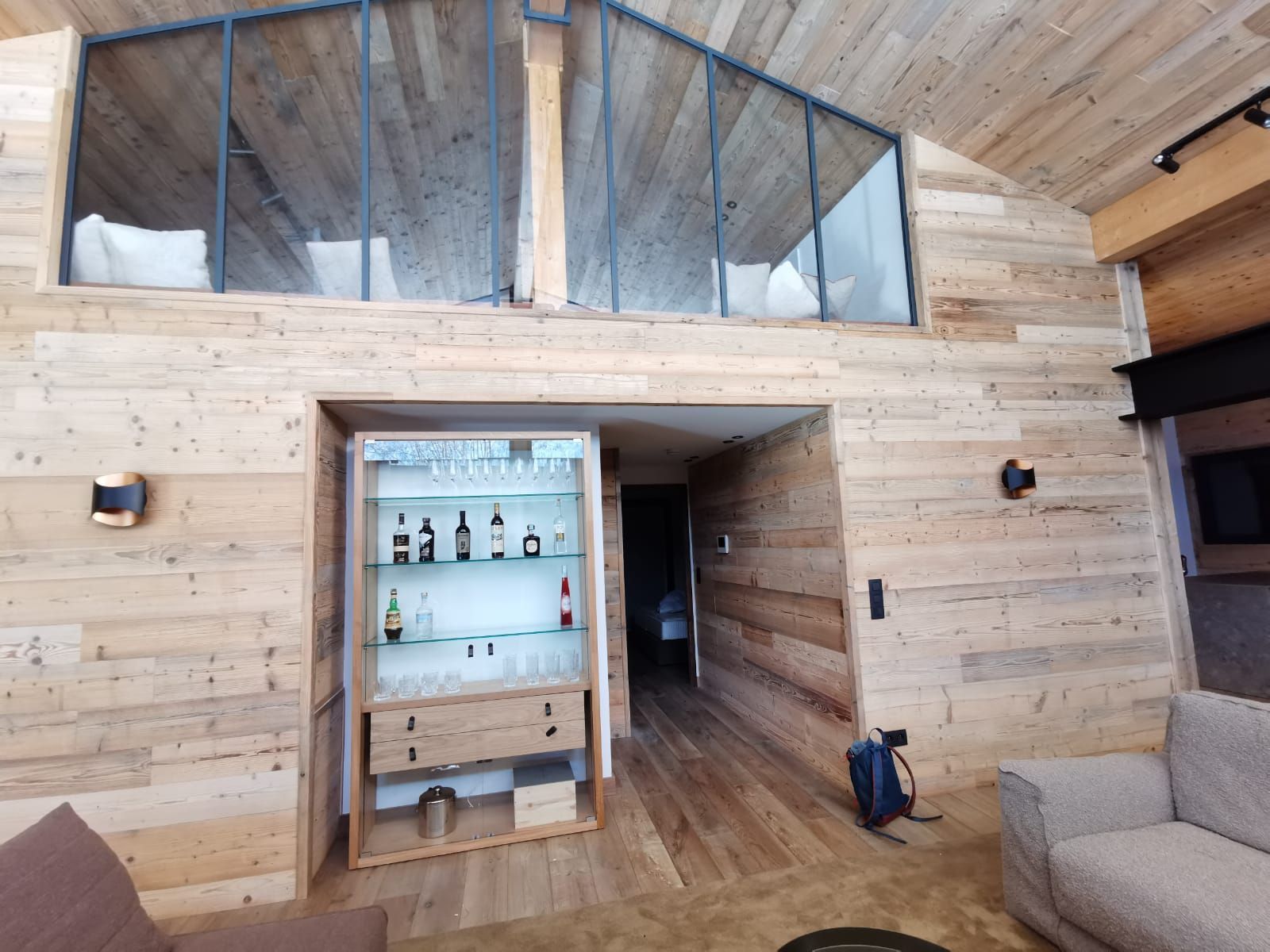 Une pièce avec des murs et sols en bois