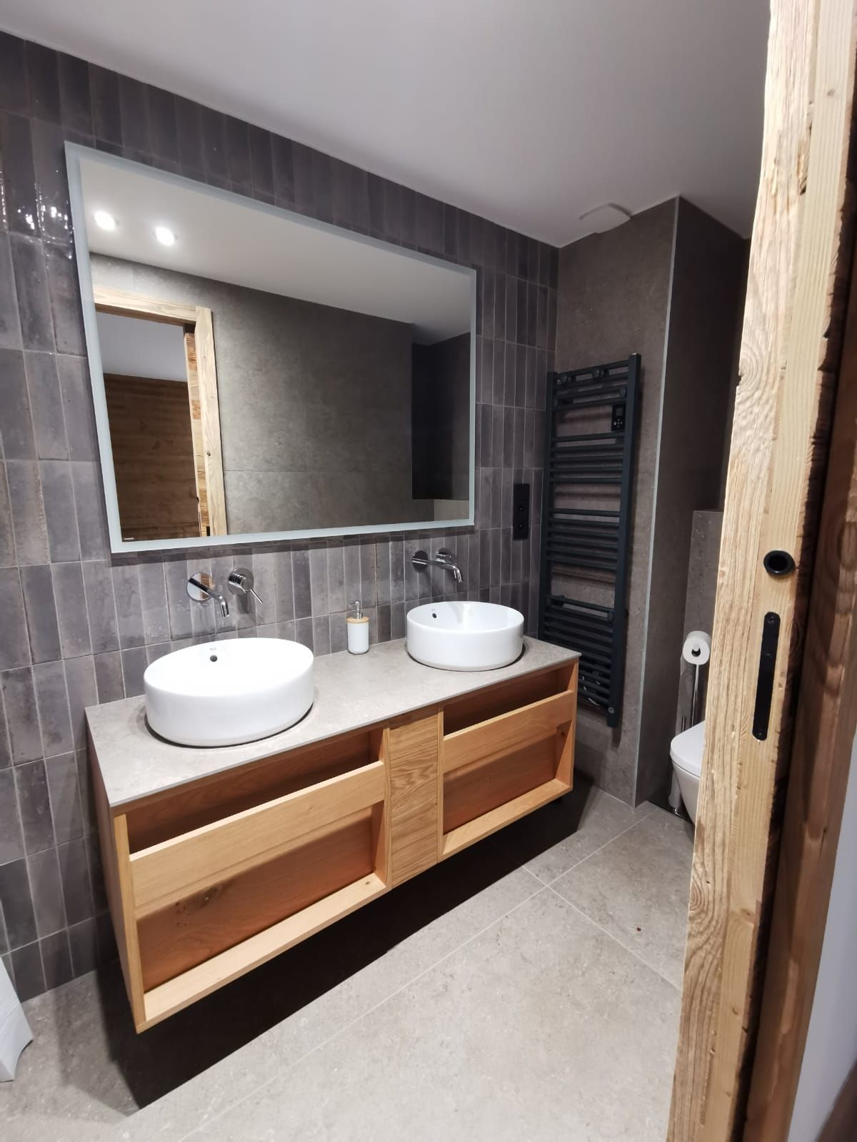 Une salle de bains avec un double évier