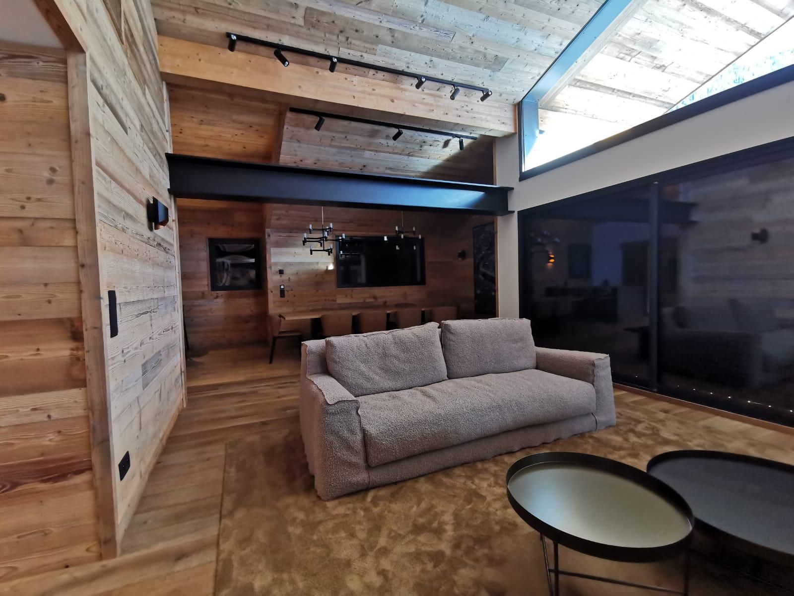 Un salon bien éclairé