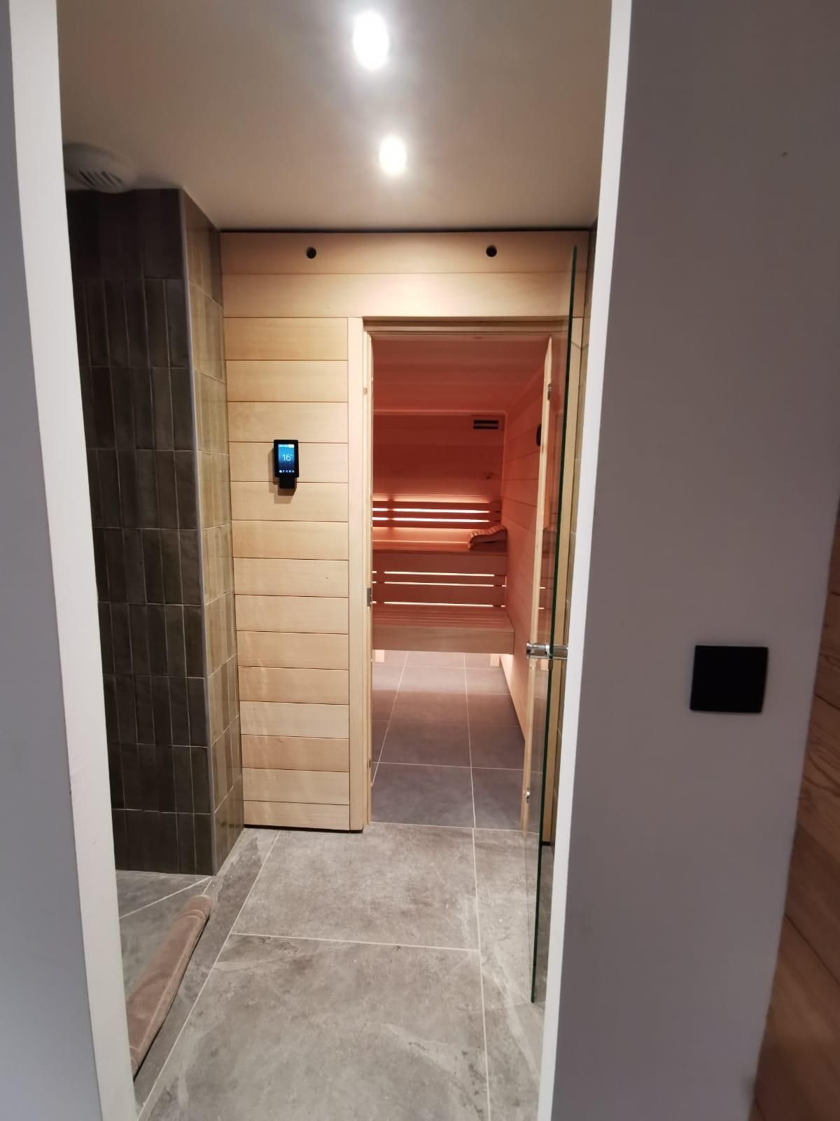 Un couloir qui ouvre sur un sauna