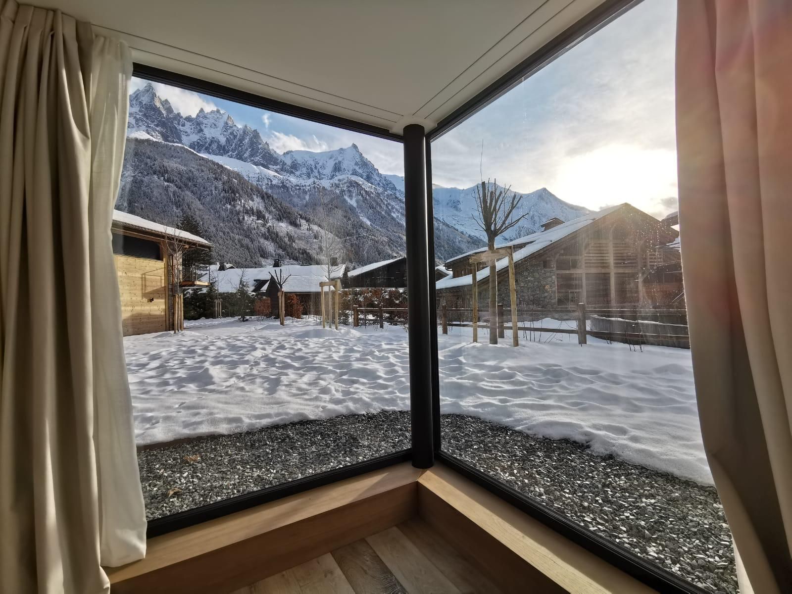 De grandes fenêtres avec vue sur les montagnes