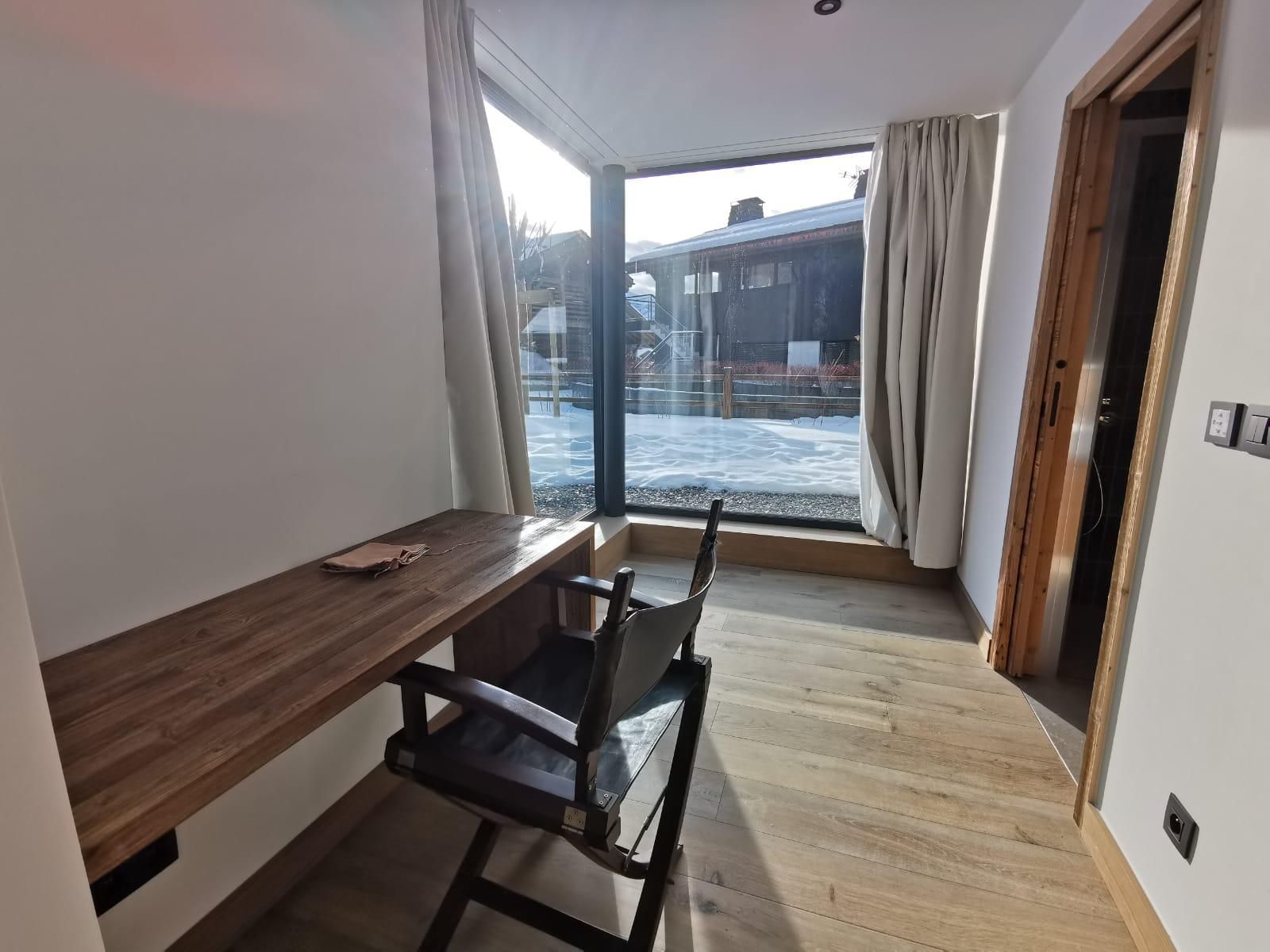 Une pièce avec un bureau