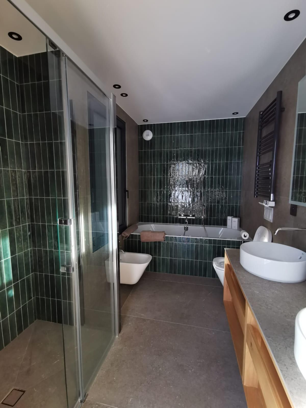 Une salle de bains avec de la faïence murale verte