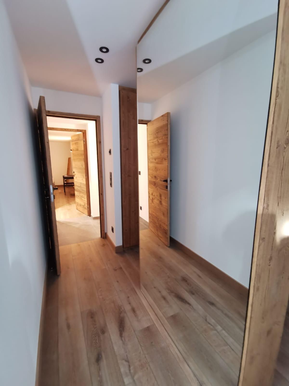 Deux portes de couloir