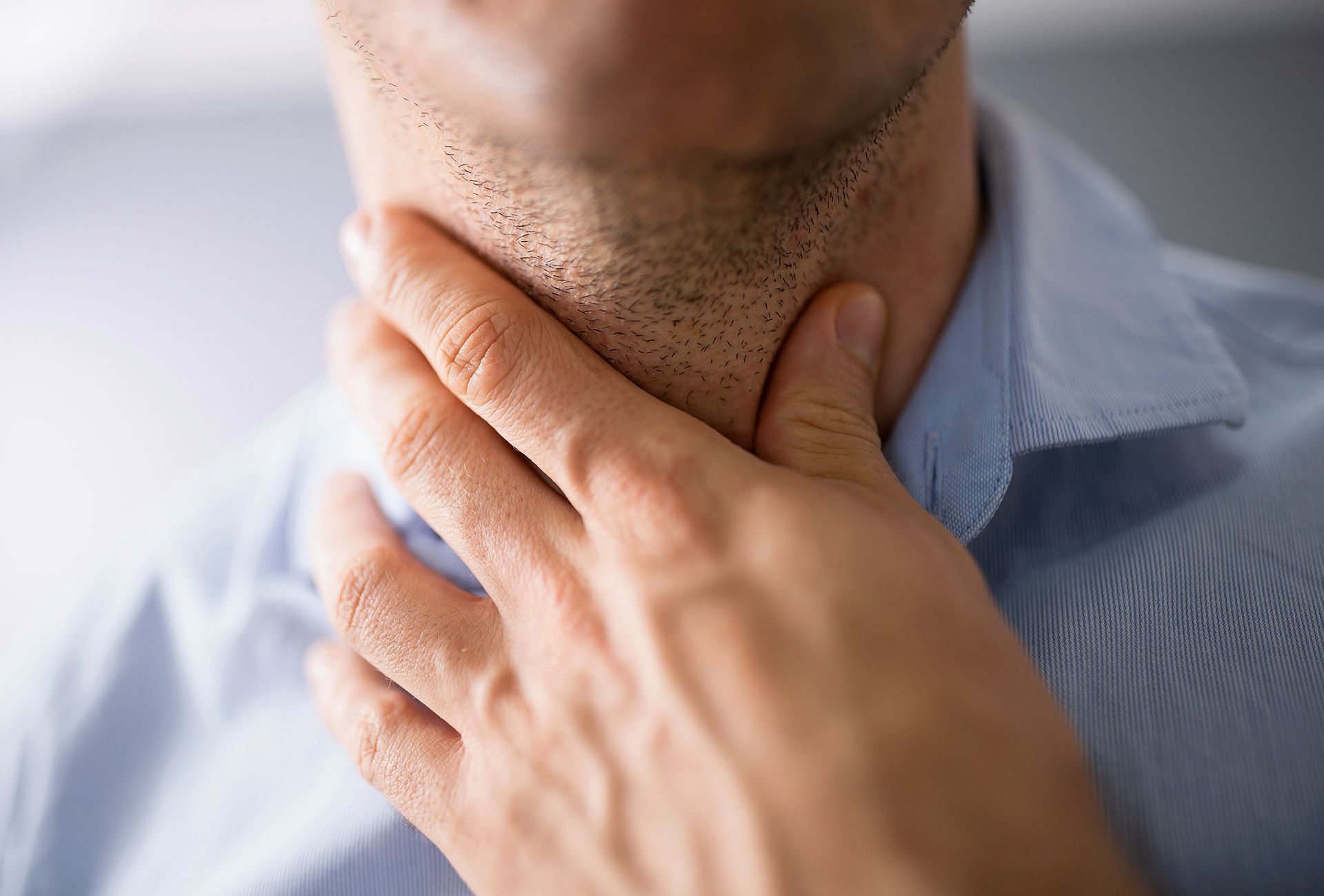 Um médico está examinando o ouvido de um homem com um otoscópio.