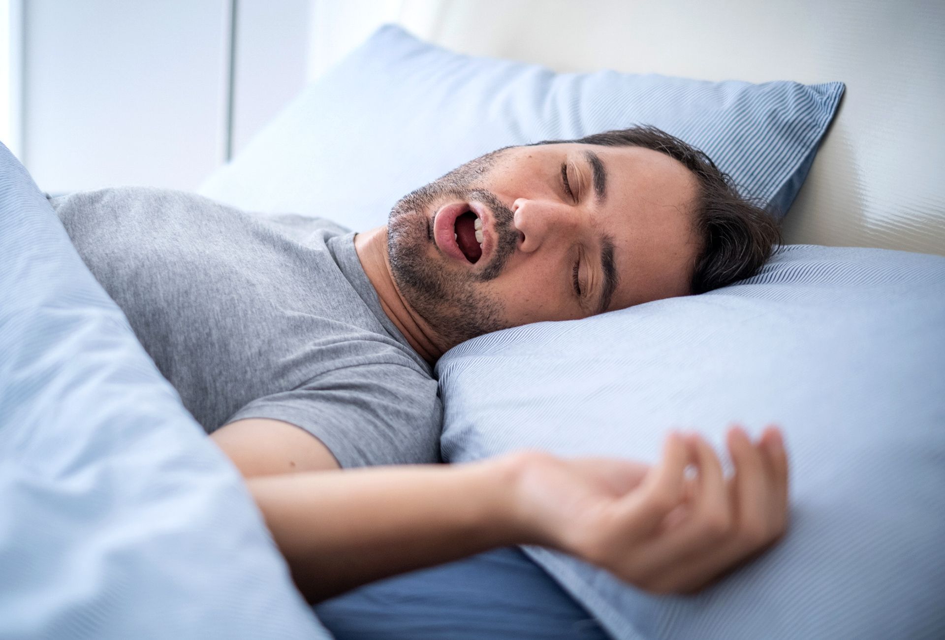 Um grupo de cirurgiões está operando um paciente em uma sala de cirurgia