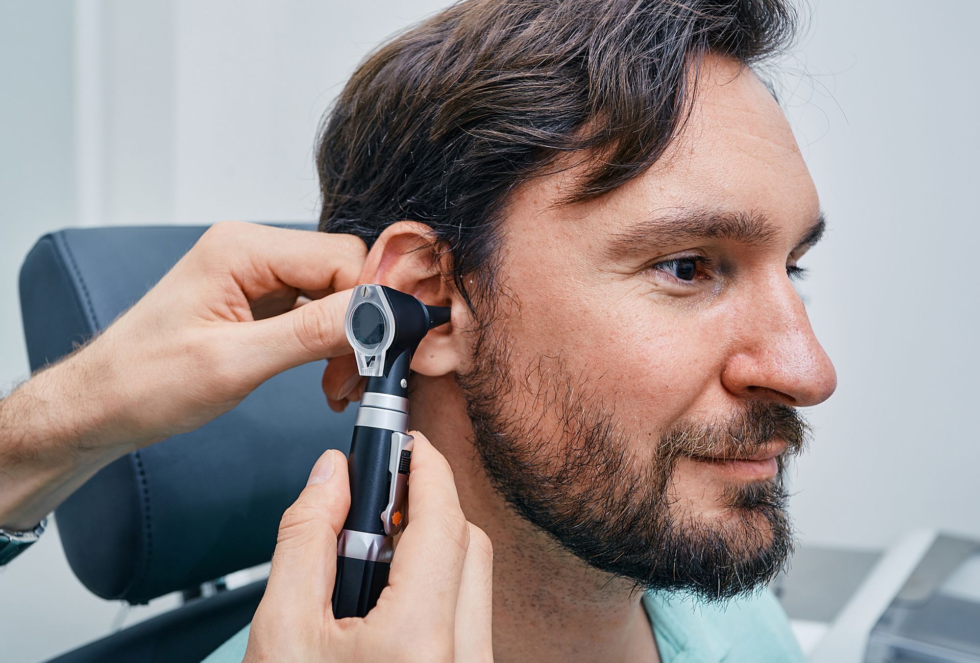 Uma jovem está tendo sua garganta examinada por um médico.