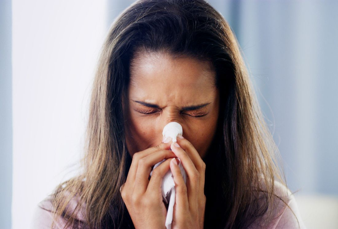 Um dentista está trabalhando nos dentes de um paciente em um consultório odontológico.