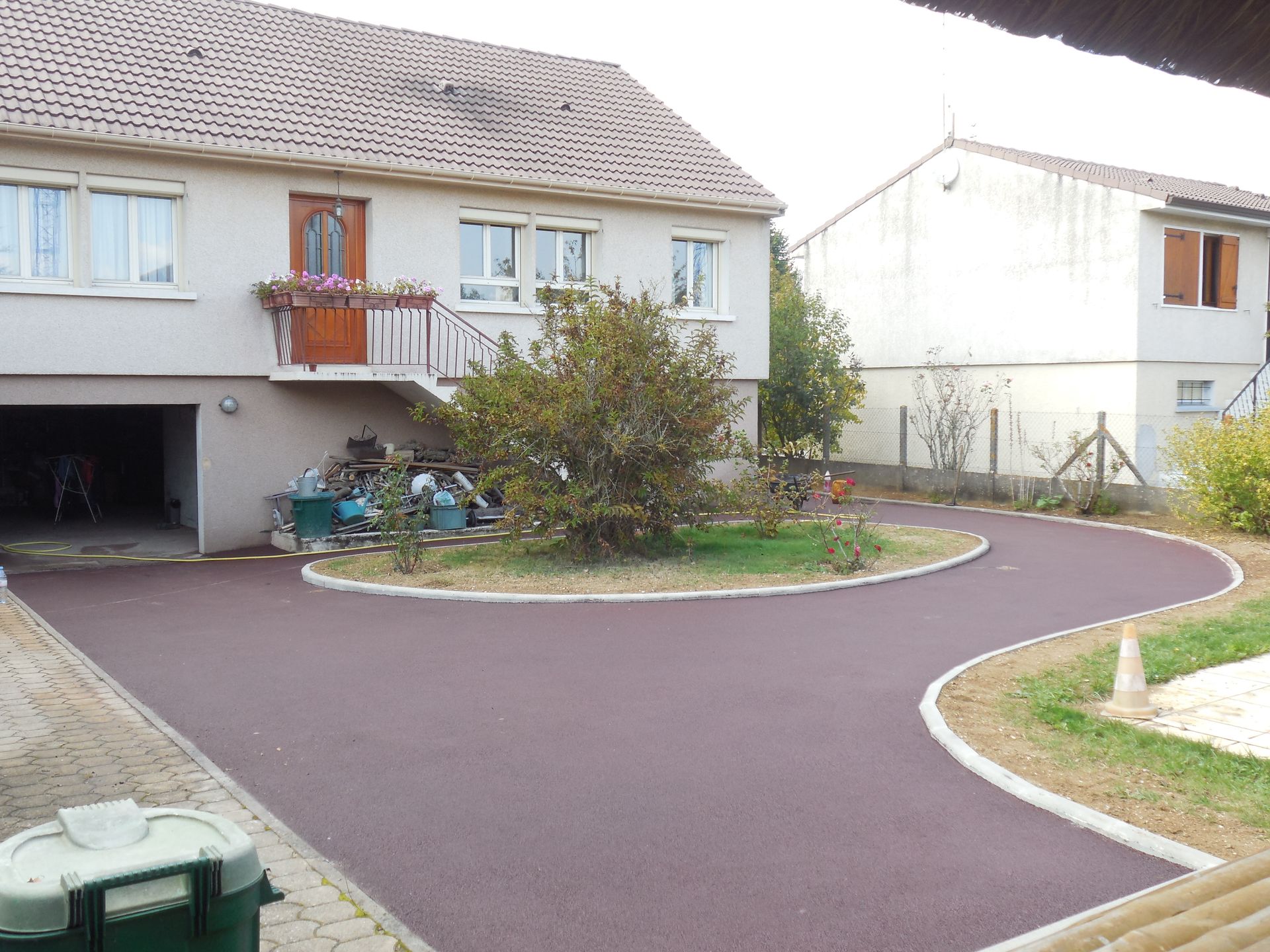 Une allée d'une maison goudronné de couleur bordeaux