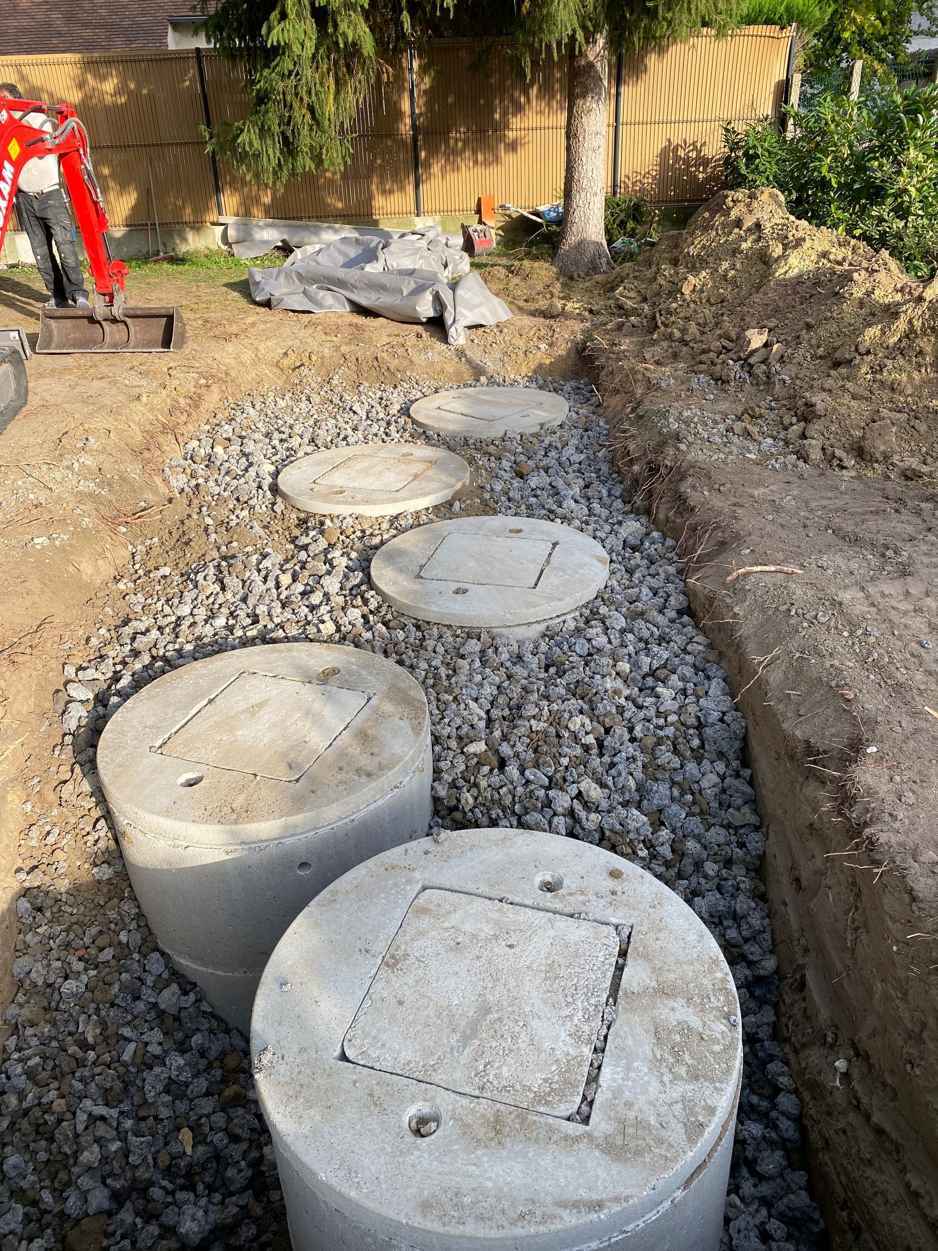 Enfouissement de 4 fosses toutes eaux avec des graviers