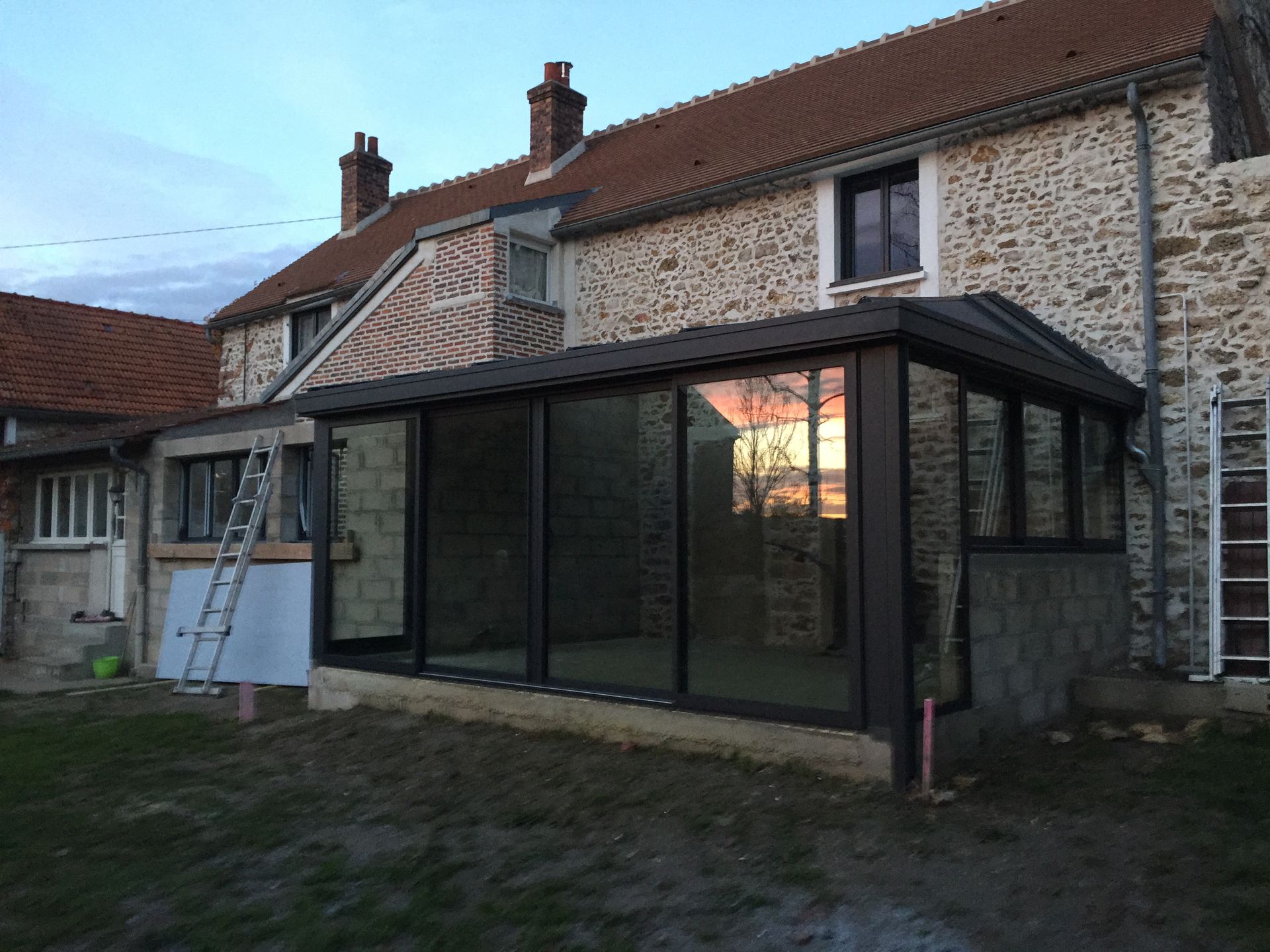 Véranda avec un coucher de soleil se reflétant sur la vitre 