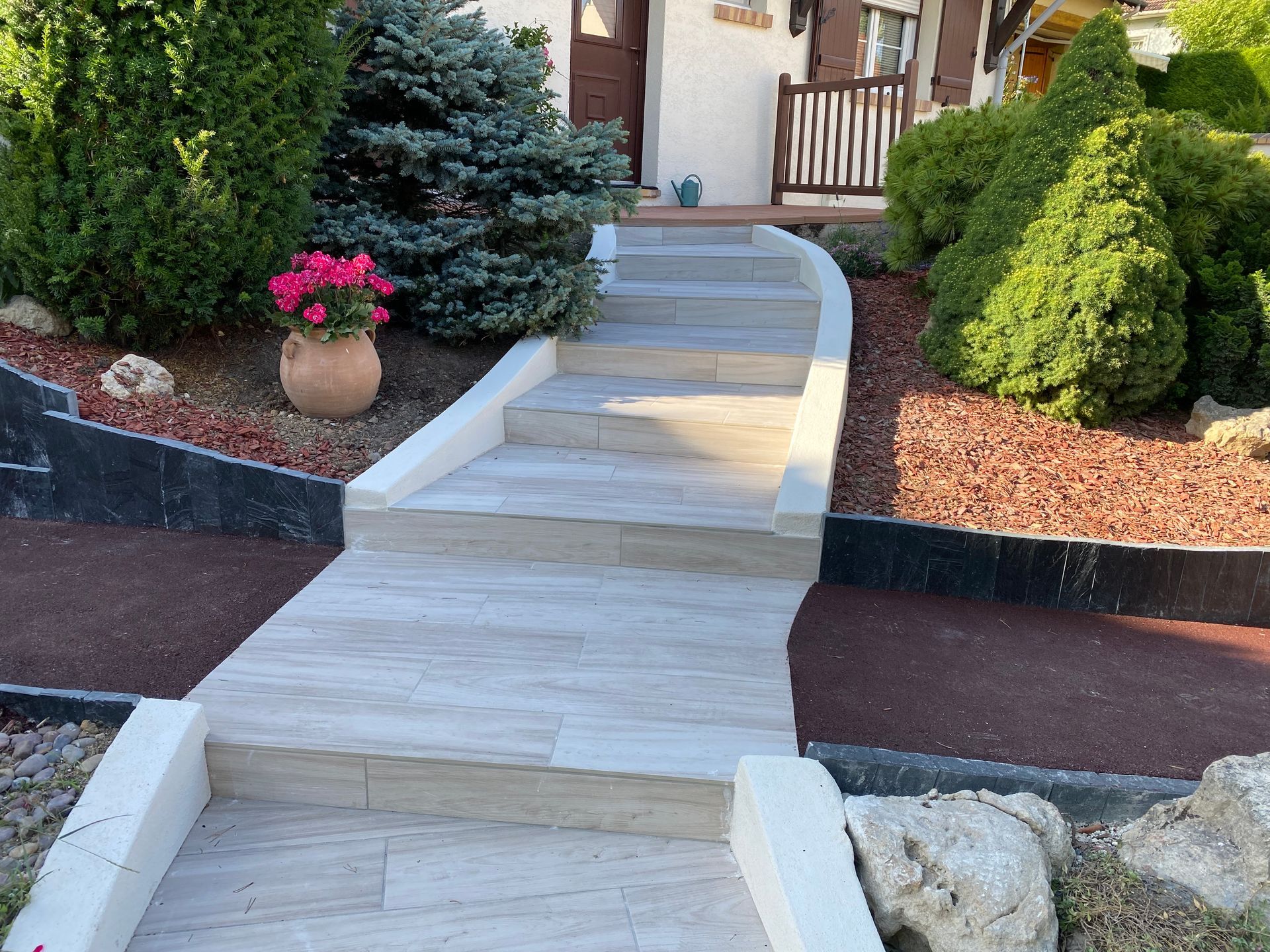 Une allée de jardin en escalier donnant sur la porte d'entrée