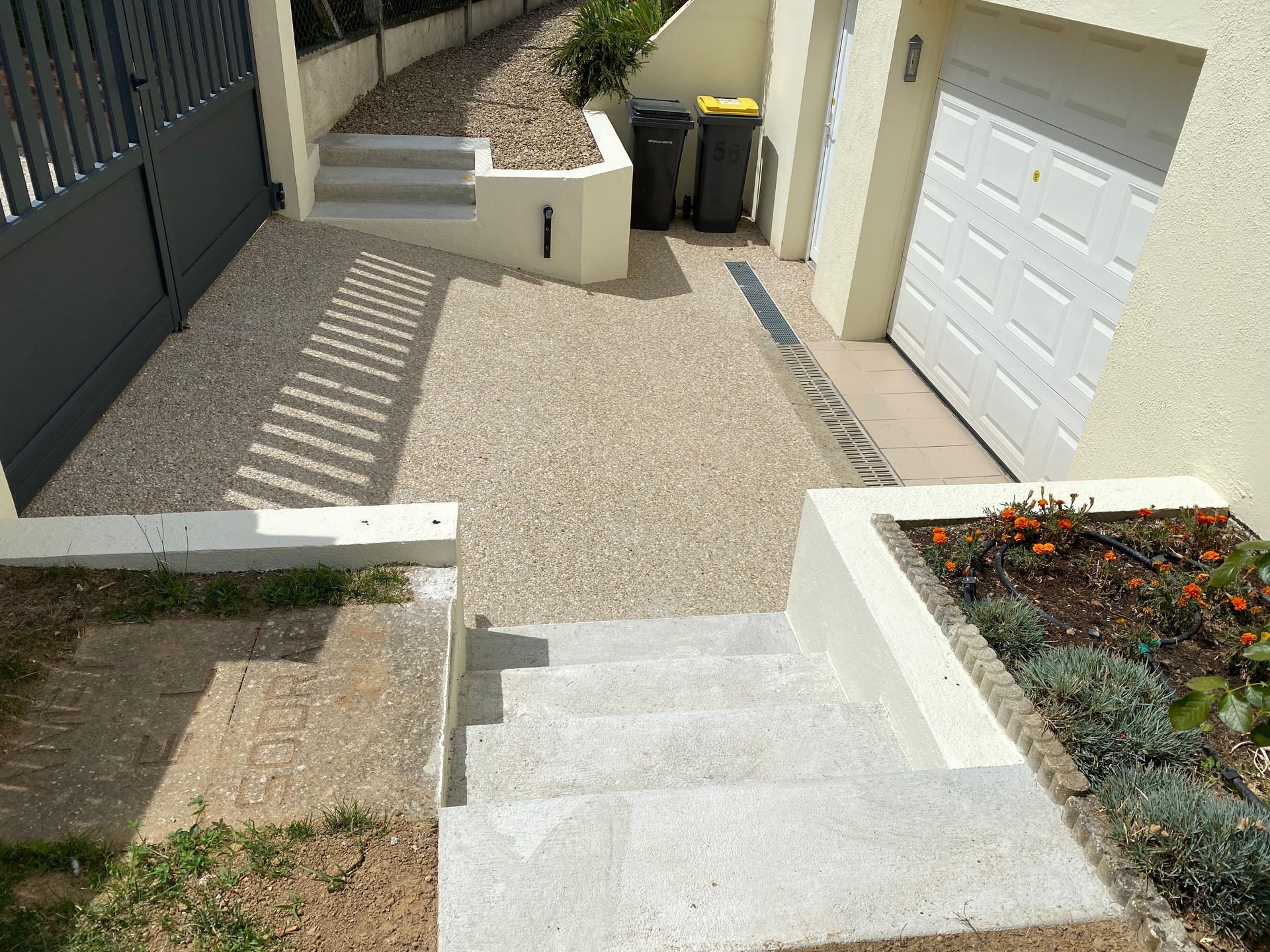 Deux escaliers de jardin donnant un accès au portail et au garage 