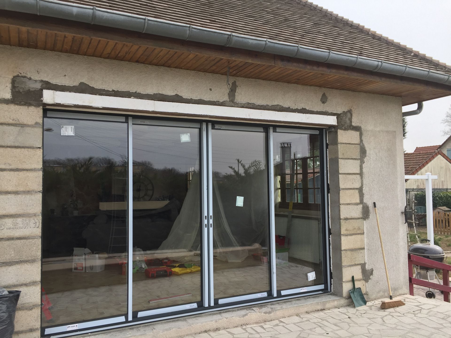 Pose de baie vitrée après création d'ouverture