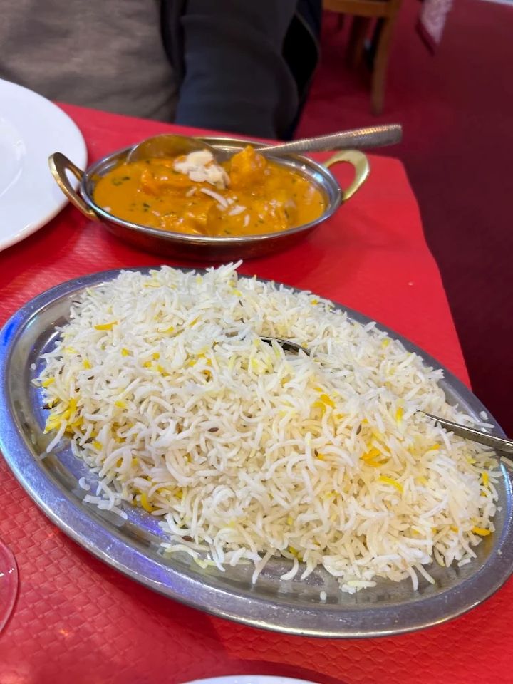 Plateau de riz avec un bol de curry sur une nappe rouge