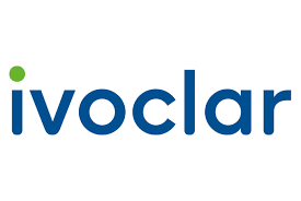 Un logotipo azul y verde de ivoclar sobre un fondo blanco.
