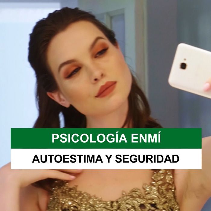 Mujer mirándose en el espejo con texto “Psicología ENMI: Autoestima y seguridad”