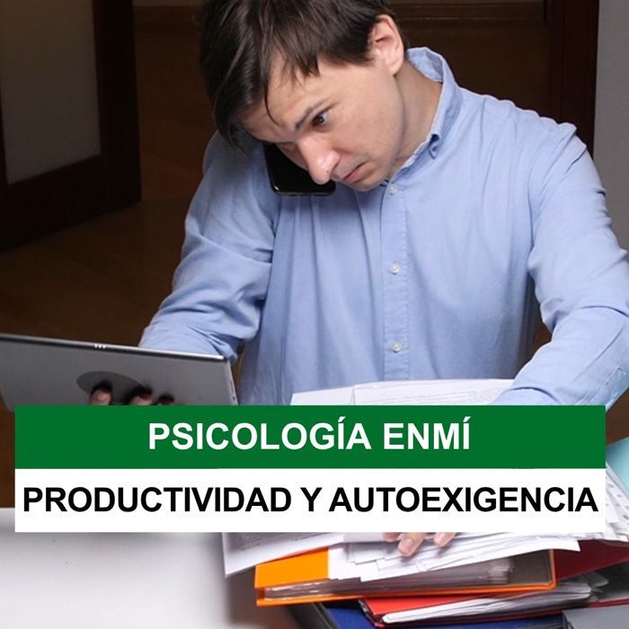 Persona en escritorio, concentrada con laptop; texto: “PSICOLOGÍA ENMÍ” y “PRODUCTIVIDAD Y AUTOEXIGENCIA”.