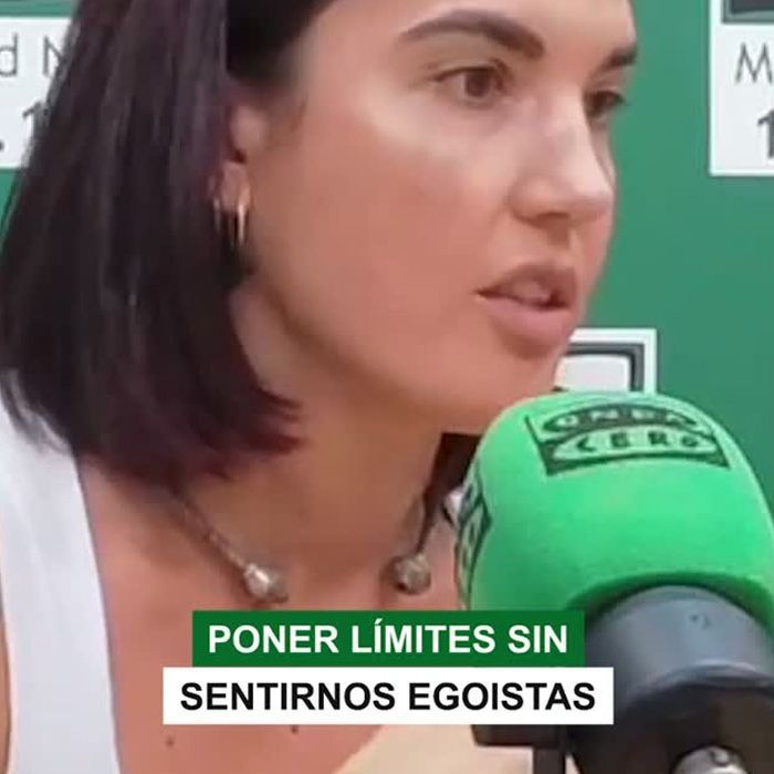 Woman speaking into a green microphone in a studio, with caption “Poner límites sin sentirnos egoístas.”