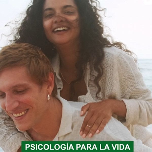 Two smiling people indoors; green banner reads “PSICOLOGÍA PARA LA VIDA.”