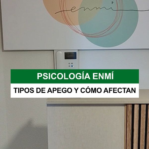 Cartel verde y blanco con texto “Psicología ENMÍ” y “Tipos de apego y cómo afectan” sobre una pared.