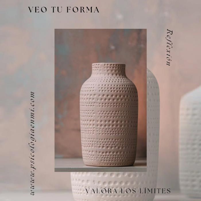 Jarrón color canela con superficie texturizada delante de un fondo moteado, texto: “Reflexión, Valora los límites”.