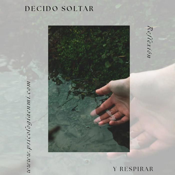 Mano tocando el agua, reflejándose en un estanque. Texto: 