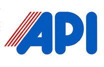 El logotipo del Instituto Americano del Petróleo presenta las letras azules "API" con cinco líneas rojas inclinadas hacia la izquierda.