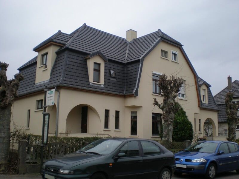 Grande maison avec toiture en ardoise