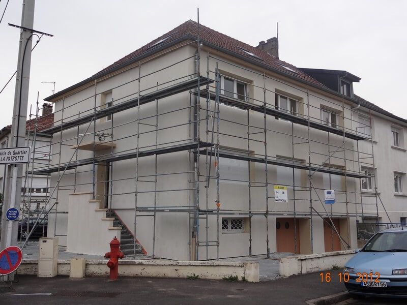 Maison avec un échafaudage