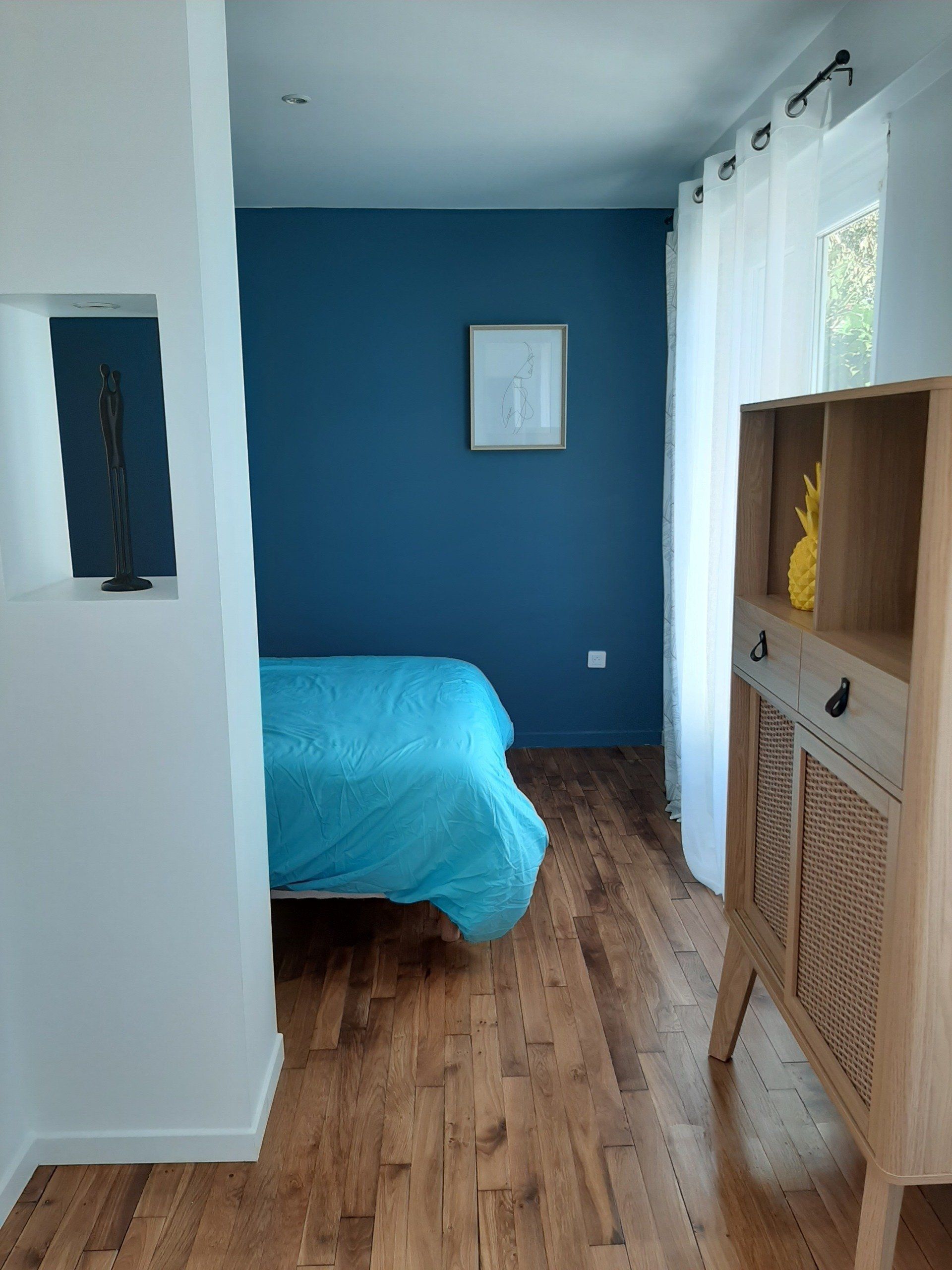 Chambre avec niche et parquet