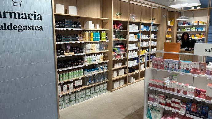 Una farmacia con muchos estantes llenos de muchos productos.