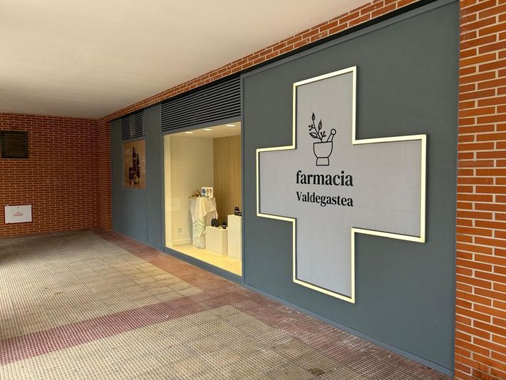 Una farmacia con una cruz en el costado