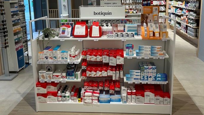 Un estante en una farmacia lleno de muchos productos.