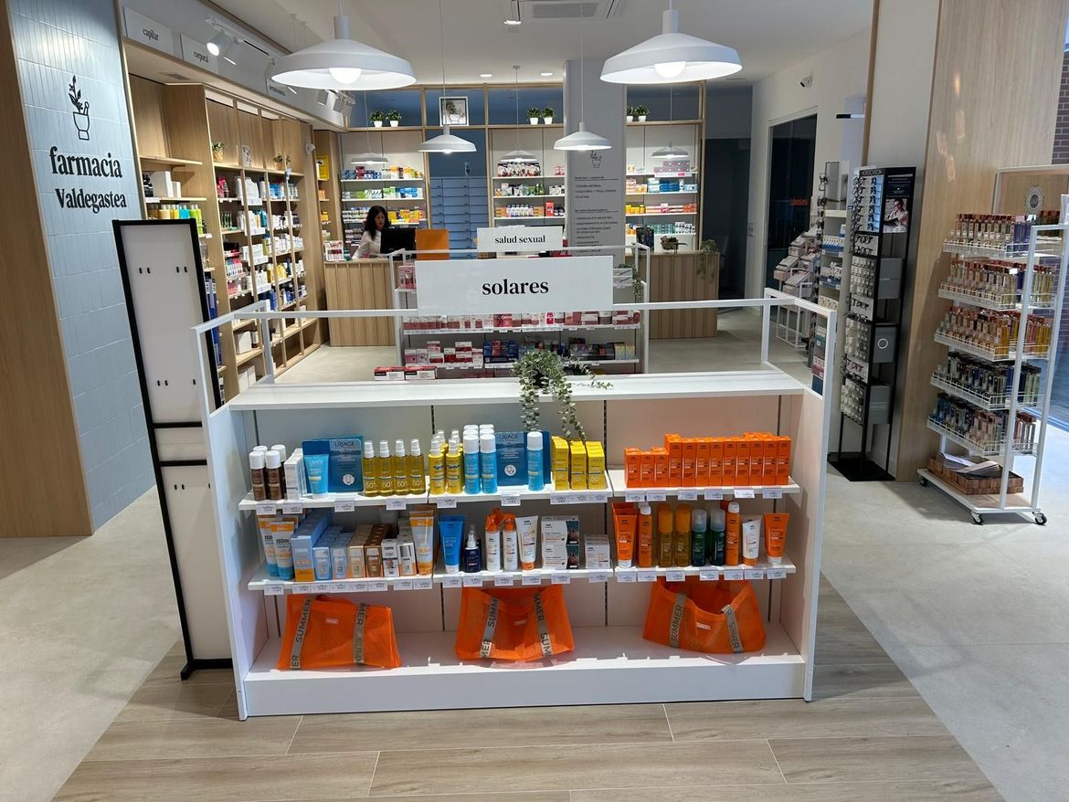 Una farmacia con un mostrador y estantes llenos de muchos productos.