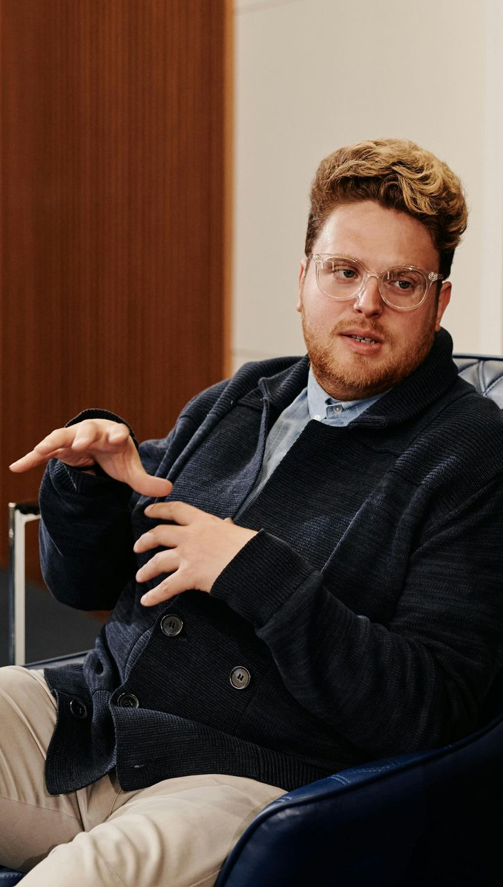 Junge Personen in Theorieunterricht für Führerschein