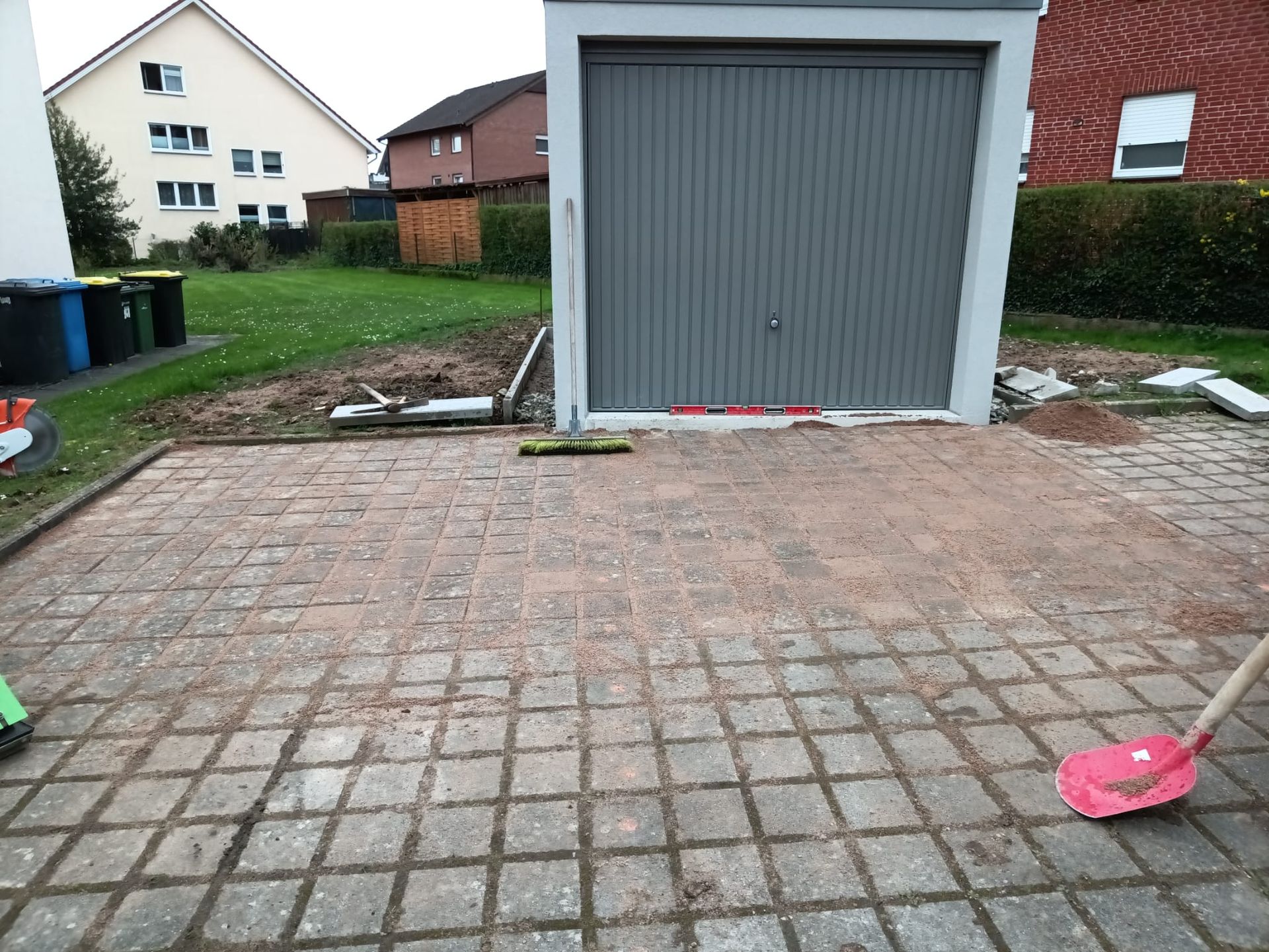 Eine gemauerte Auffahrt mit einer Garage im Hintergrund