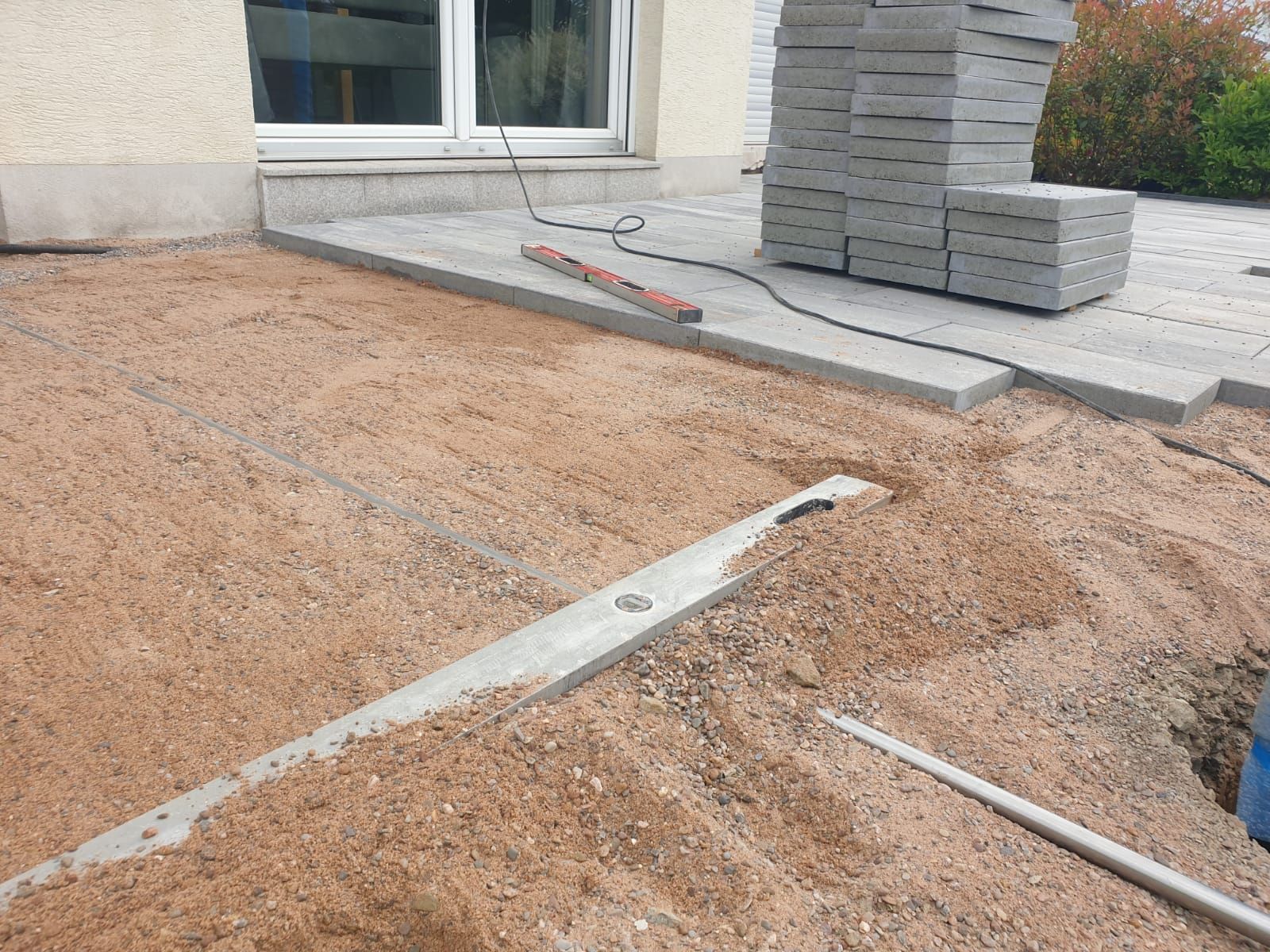 Ein Stapel Ziegel liegt auf einem Erdhaufen.